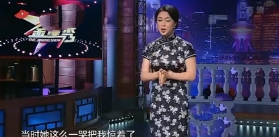 有一次，金星半夜起来上厕所时，发现她的婆婆正坐在沙发上哭泣，她觉得很纳闷，不知道