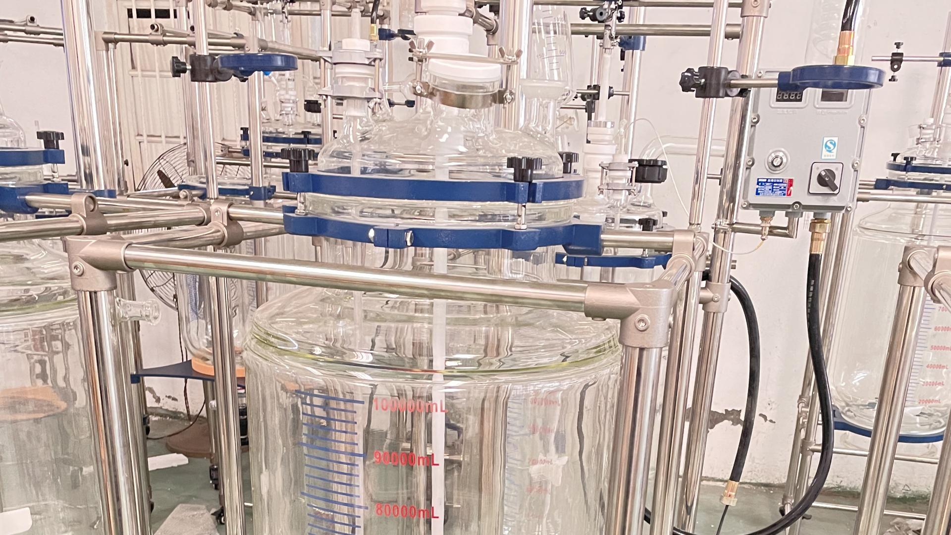 双层玻璃反应釜出现裂纹或泄漏时，应如何应急处理？