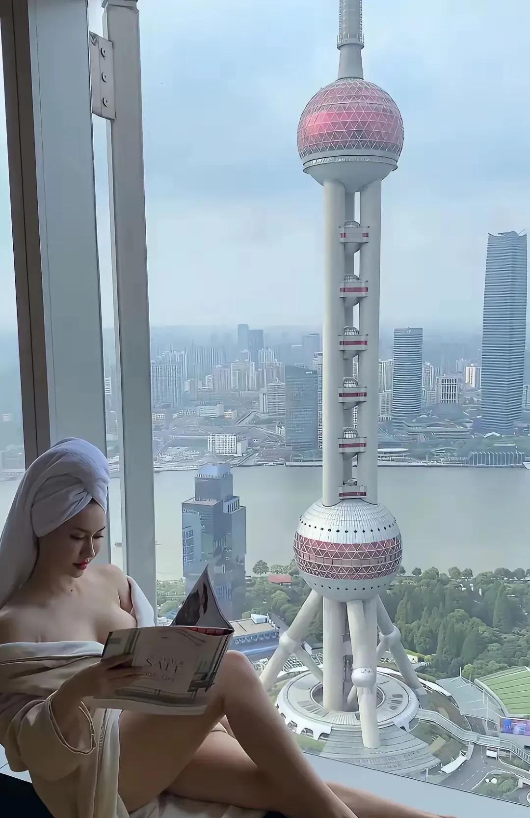 终于知道了上海富婆长什么样子？雍容华贵知性！东方明珠近在咫尺，那么她住的地方是不