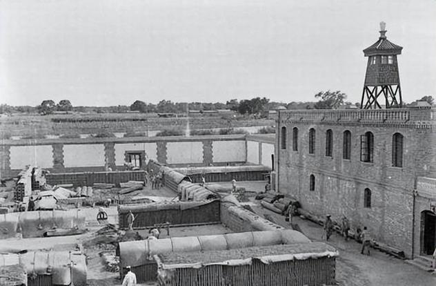 1944年，我军情报员文国才不幸被捕，被严刑拷打时，一个汉奸翻译趁鬼子不注意，悄