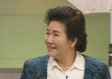 当年，在赵丽蓉追悼会上，“唐僧”迟重瑞的老婆陈丽华手里提着一个袋子，不停掏钱给前