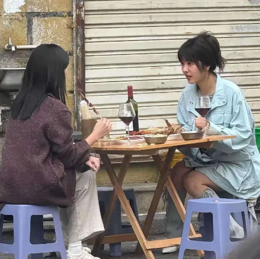 路边摊喝红酒，我长这么大没见过