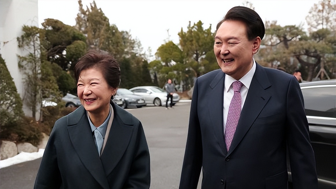 韩国政坛正面临历史性时刻，尹锡悦弹劾案进入最终裁决倒计时。2017年朴槿惠因