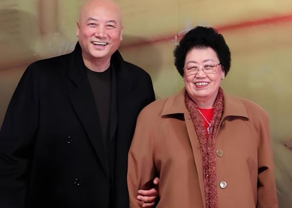 某个夜晚，迟重瑞满怀期待地在陈丽华耳边说：“董事长，咱们要个孩子吧。”谁知，陈丽