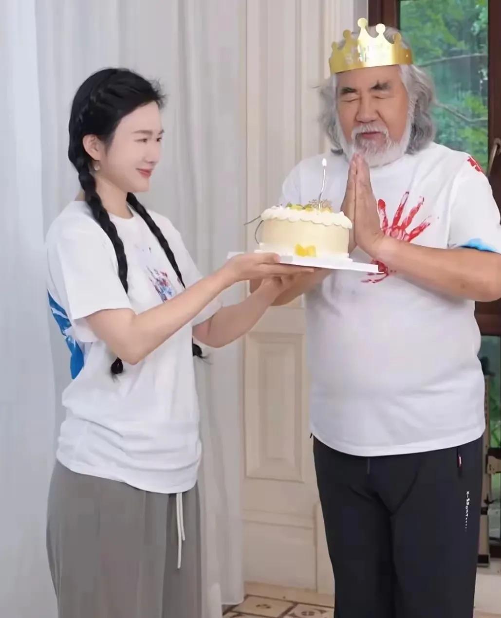 张纪中老师过74岁生日看着好幸福啊！老婆和他恩爱镜头真的太让人羡慕了，恩爱之间没