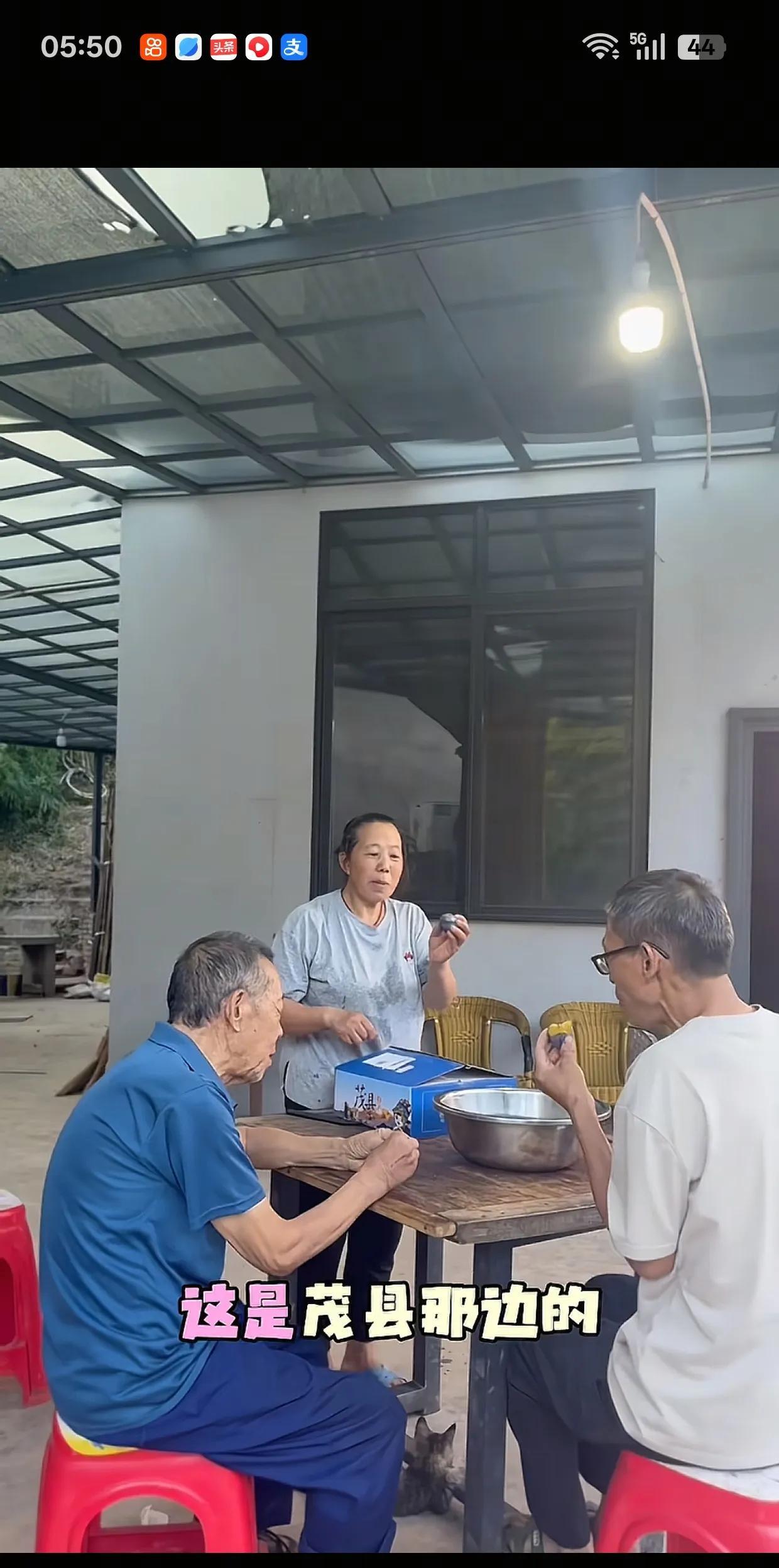 幺妈家居然出现这样的意外，令人想不到！还好他们冷静处理！
幺妈今天拍视频卖西梅，