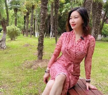 见朋友，穿我最喜欢的粉色连衣裙[给你小心心][心]