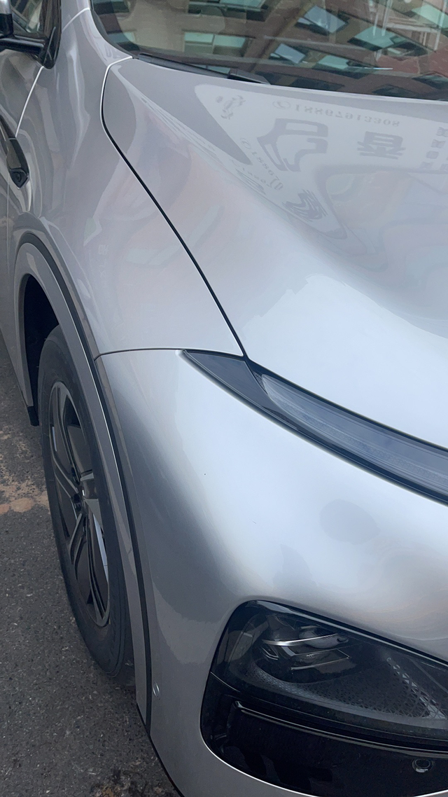 刚提的鸡柳机盖左侧机盖不紧，
刚提的鸡柳左侧机盖盖不紧，这么大的缝，售后说都是这