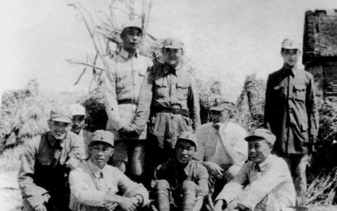 1955年，我军进行首次大授衔，空军修建部部长谷广善被暂授少将军衔。有战友找到他