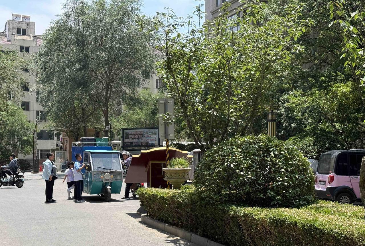 刚才下楼吃饭，遇到邻居跟空调维修师傅吵架，女主人要求维修小哥给他家修空调。
维修