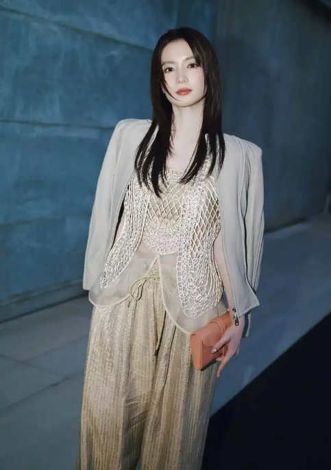 张雅钦留顺直长发穿镂空蕾丝背心 侧颜清冷尽显疏离破碎