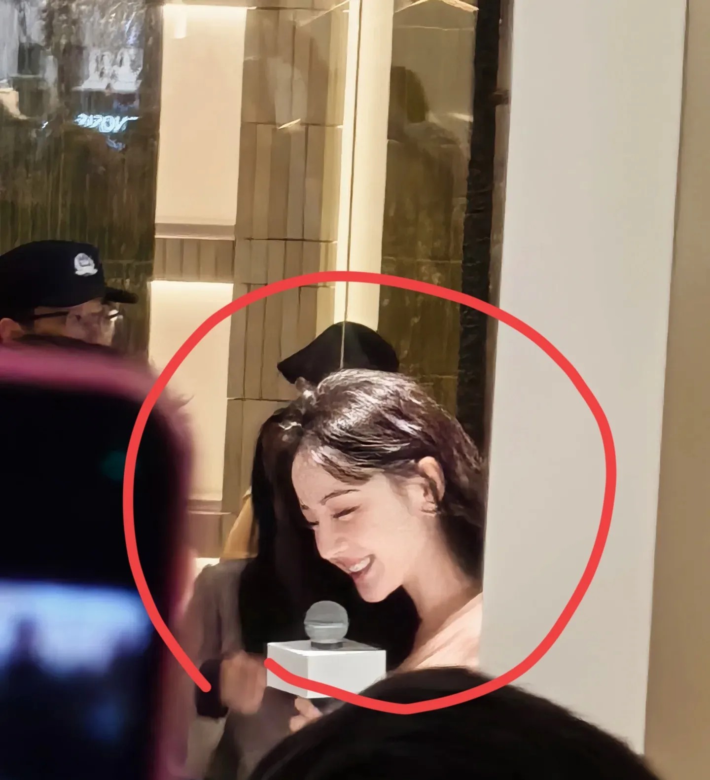 我老公特别迷迪丽热巴，

疯狂到什么程度，看见迪丽热巴的剧就走不动道，前段时间