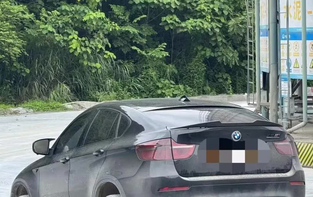 任何漂亮好看的SUV1定有共同的特点：首先，后尾部的下部一定要抬的高，尤其是从侧
