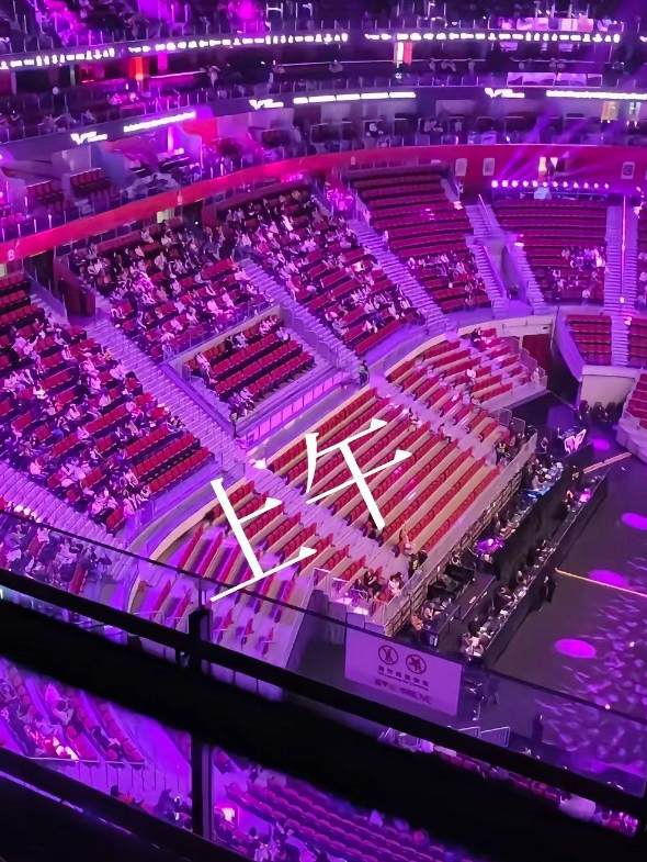 令人意外的上座率，
令人意外的开幕式
这盛世如重庆某媒体如愿了
WTT重庆冠军赛