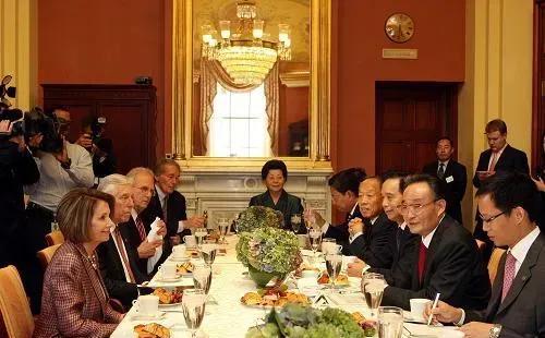 2009年9月9日，原委员长与佩洛西举行会谈，从图中可以看到，会议是通过餐会的形