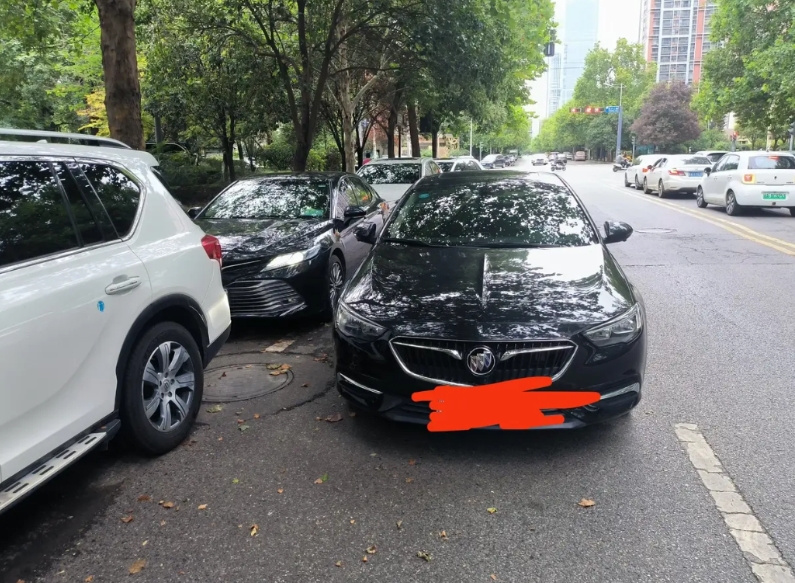 车停路边，一大早去开车，被一黑色别克双排停车挡住，通过12123一键挪车拍照上传