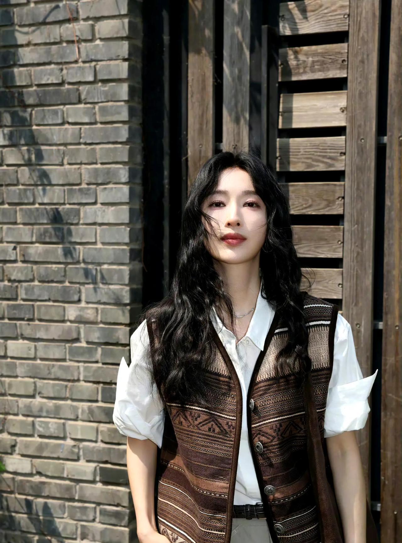 张俪道歉# #张俪就遮挡机动车号牌道歉#
31日，八卦媒体曝张俪疑似遮挡机动车号