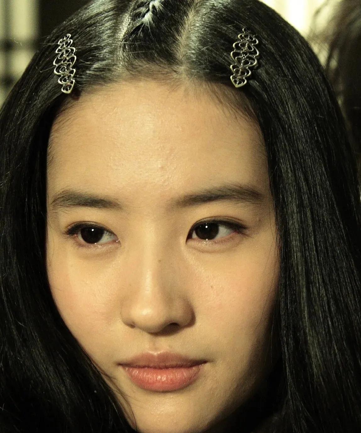 刘亦菲怼脸拍生图，这个肤质真的内娱前三了。#刘亦菲#