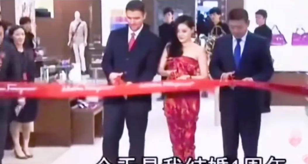 同样是剪彩，现妻马小枚是在婚礼前，前妻大S是在结婚一年后。
同样是第一次婚姻，两