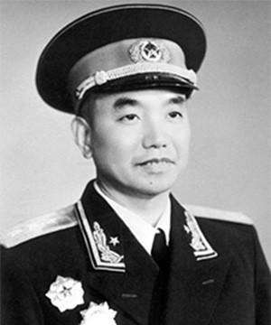 1931年，红5师师长萧克赶去兴国开会，途经一个战俘营。这时，被俘的国民党军官正