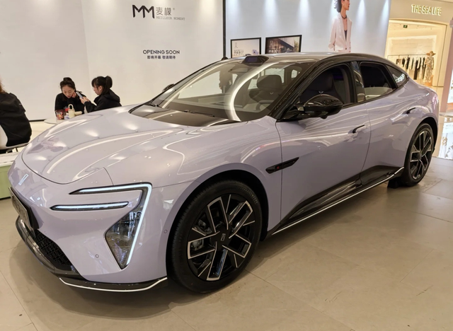 20出头轿车怎么选
阿维塔06有增程有纯电，第一辆车感觉增程更方便，另外感觉阿维