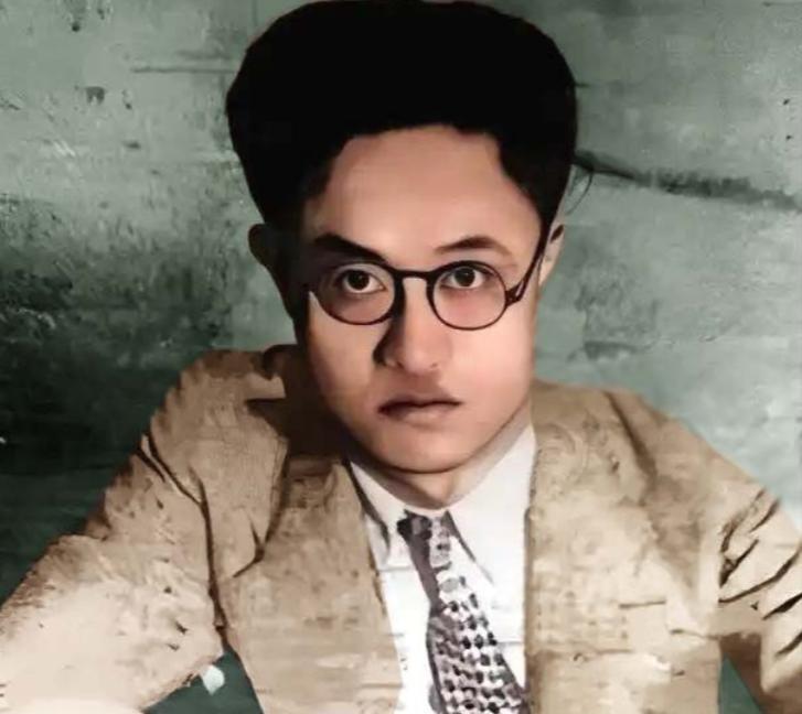 照片中戴眼镜的人是民国文化界大咖，1940年7月7日，他乘坐黄包车等待过马路时，