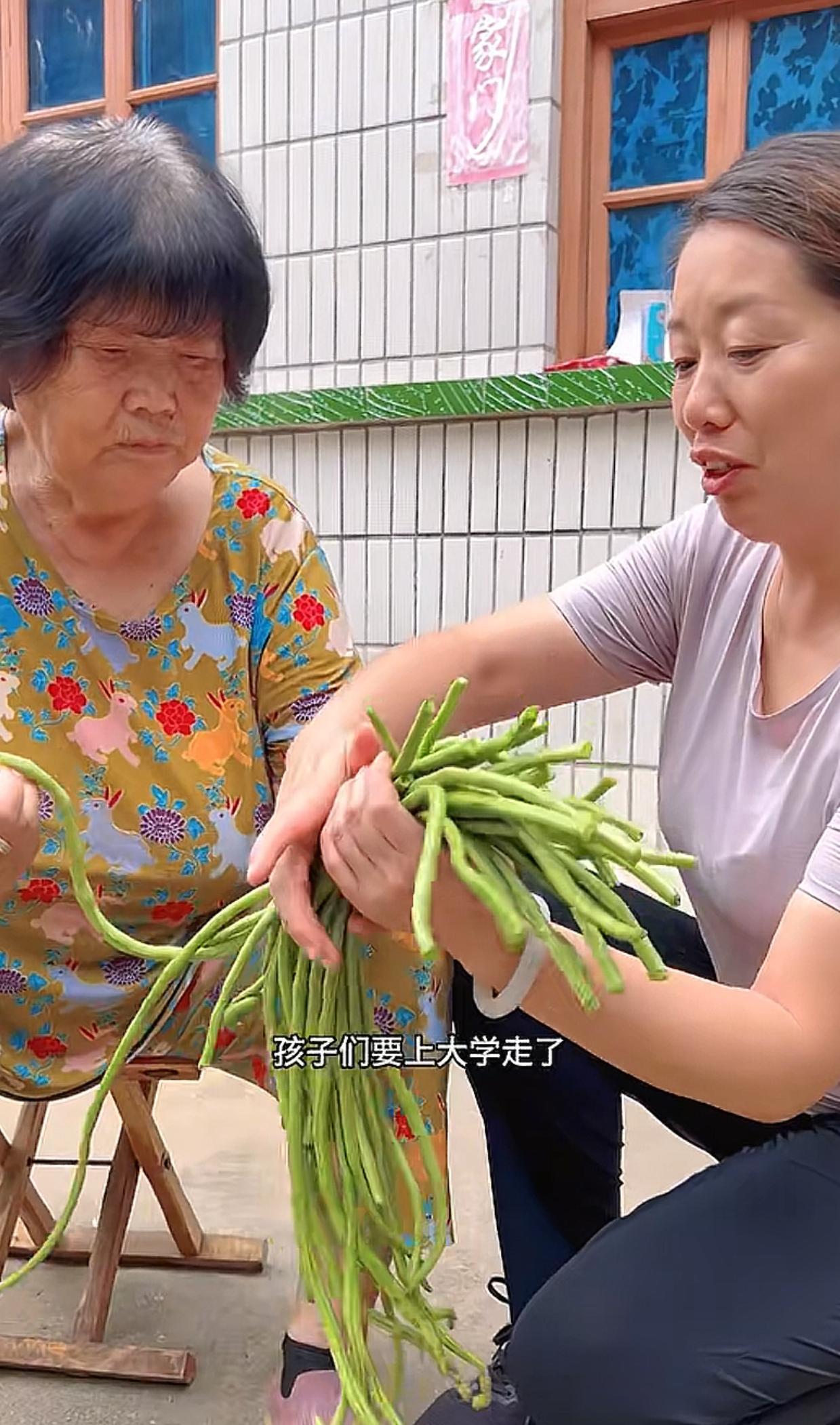 这傻大妮老母亲居然是这样的人，我简直不敢相信！
今天傻大妮八十多岁的老母亲板着脸