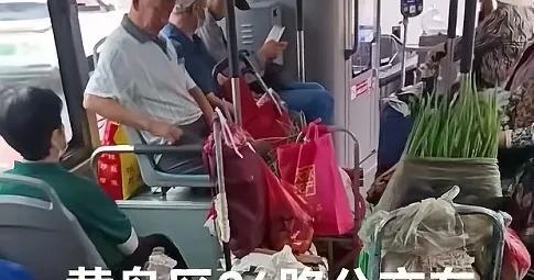 网上有人说黄岛区26路公交成了赶集车，严重影响上班族坐车，挺让人头痛的。
黄岛2