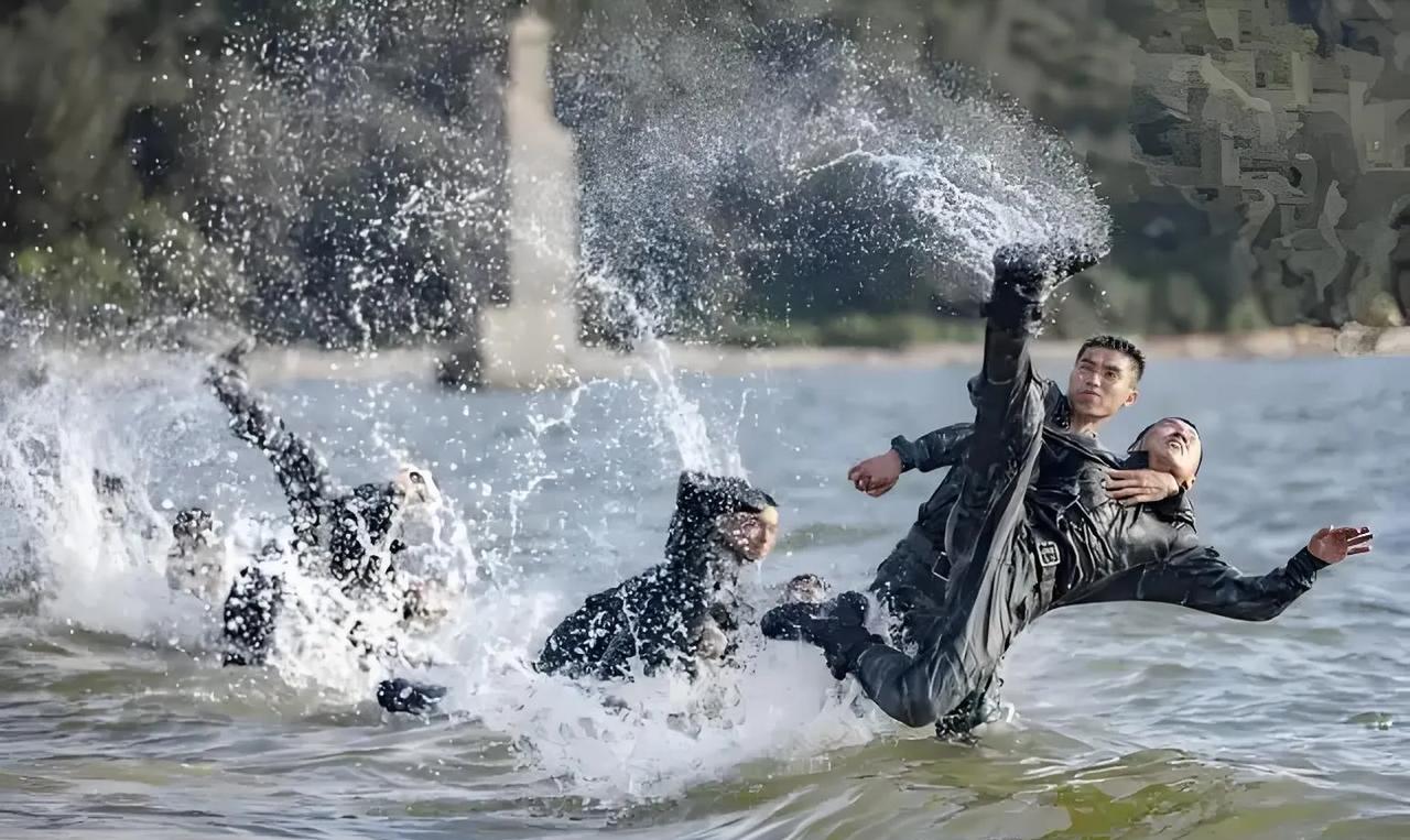 #武警特种兵# 热血燃情！武警广西海训现场超震撼
近日，武警广西总队防城港支队的