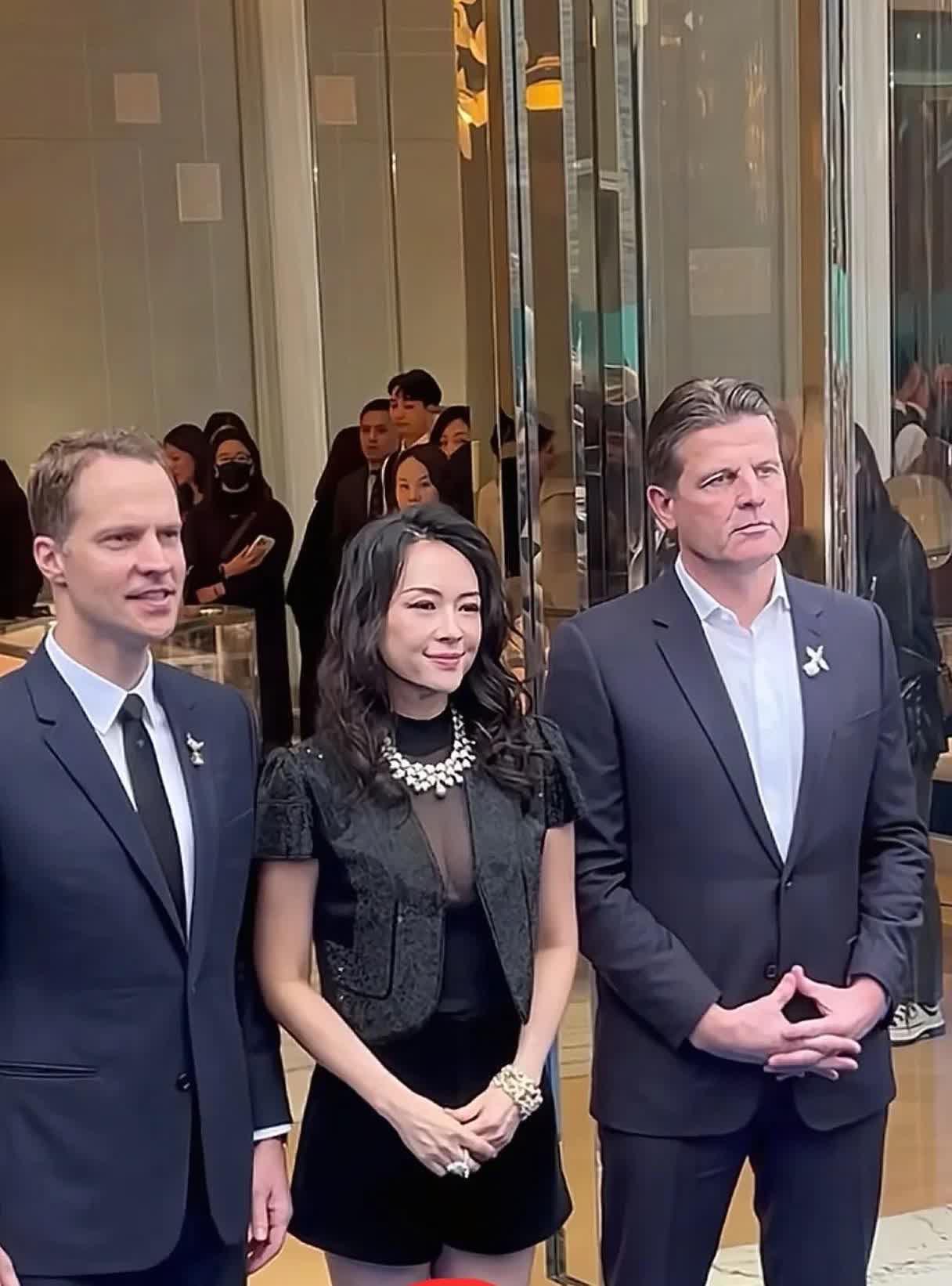 有个事儿，
我一直不敢说，
我发现离婚后的章子怡有个严重的问题。

先不