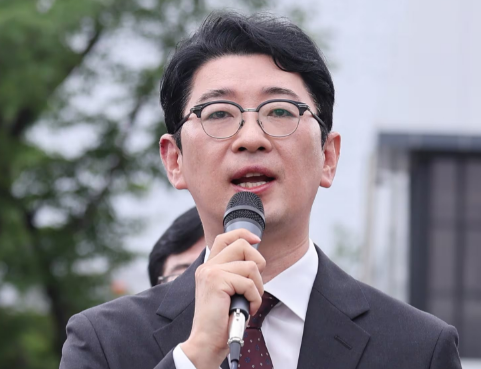 7月23日，韩国国民力量党新人议员朱镇宇宣称要参加8月22日全党大会的党代表（党