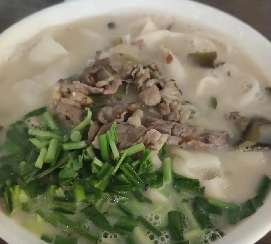 韭菜，菜园必备之菜，割了一茬又一茬，20天割一次，水肥到位，越割它越旺。
韭菜喜