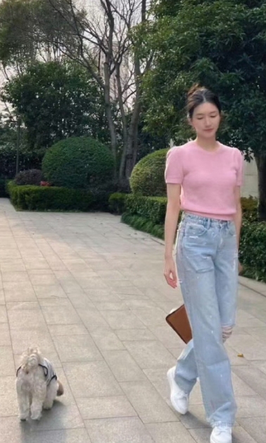江疏影出门遛狗，她在生活里状态很松弛，像是邻家姐姐。