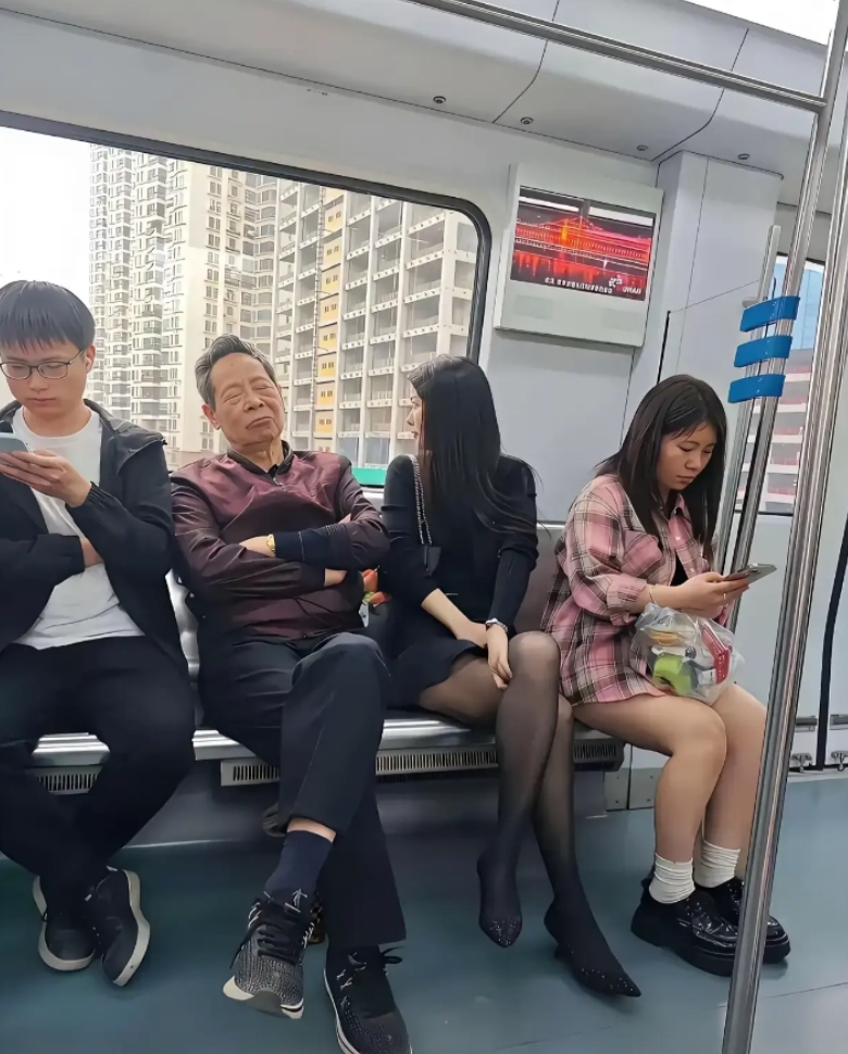 地铁上再性感的女人，面对这位大叔都是浮云。为大叔点赞