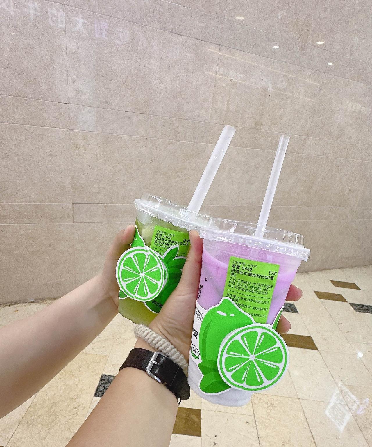 下午出去晃悠一圈，约了“闺蜜”一起。
喝茶，逛街，采购，最后还白嫖了两罐青啤。