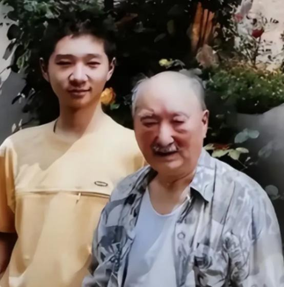 陈佩斯童年和喜剧人生











陈佩斯小时候生活富足，五六十年代物资
