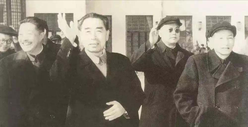 武昌，陈云、李先念、周恩来、贺龙、张闻天在一起，亲切交谈，笑容满面，举止温柔，笑