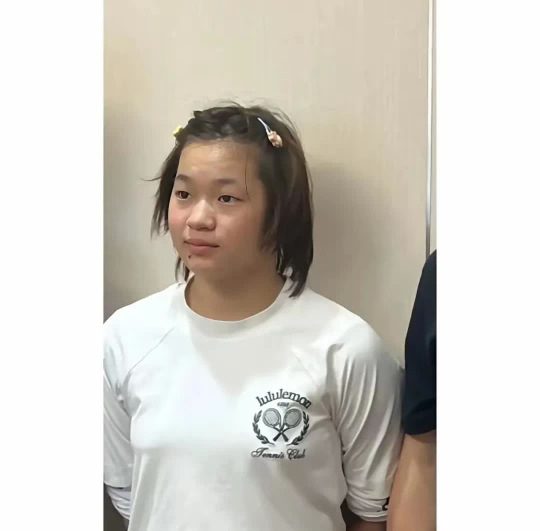 大家还记得跳水冠军全红婵吗？这是她现在的样子，青春期发育，体重快速上升，不能接着
