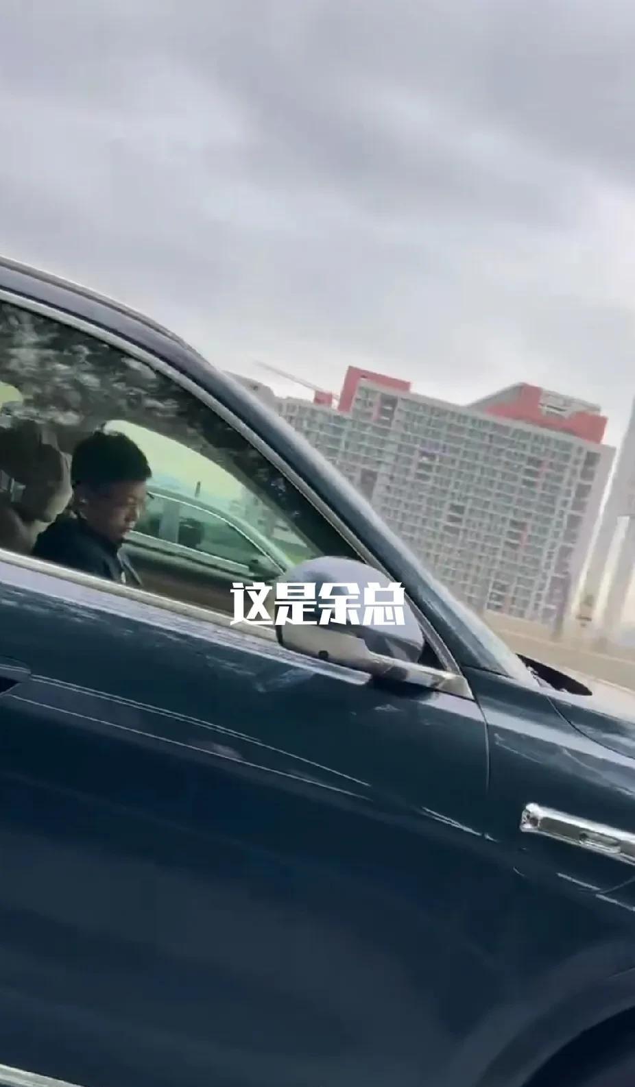 网友在高速上偶遇开着问界M9的余承东，他发现，M9在智驾状态，而余承东在歪着头睡