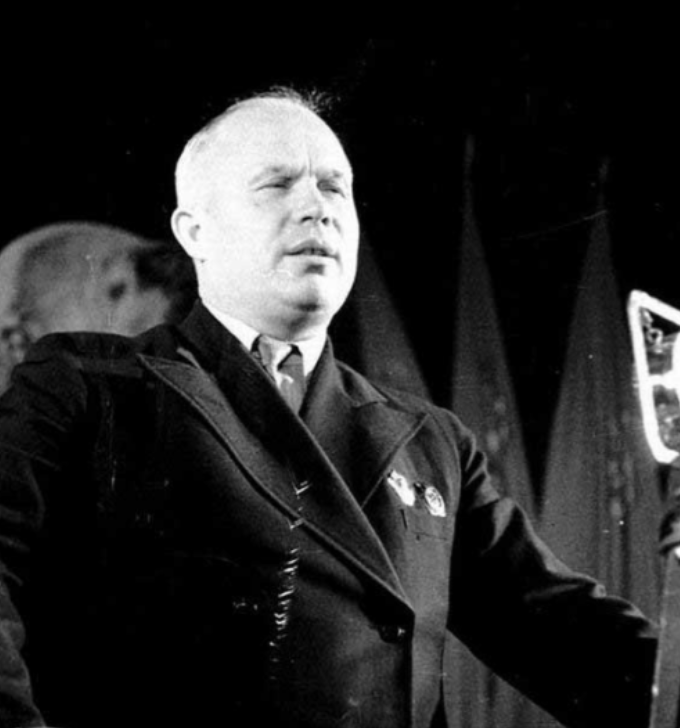 1943年，赫鲁晓夫儿子被判枪决，为救儿子，他两次向斯大林下跪，但最终未能改变儿