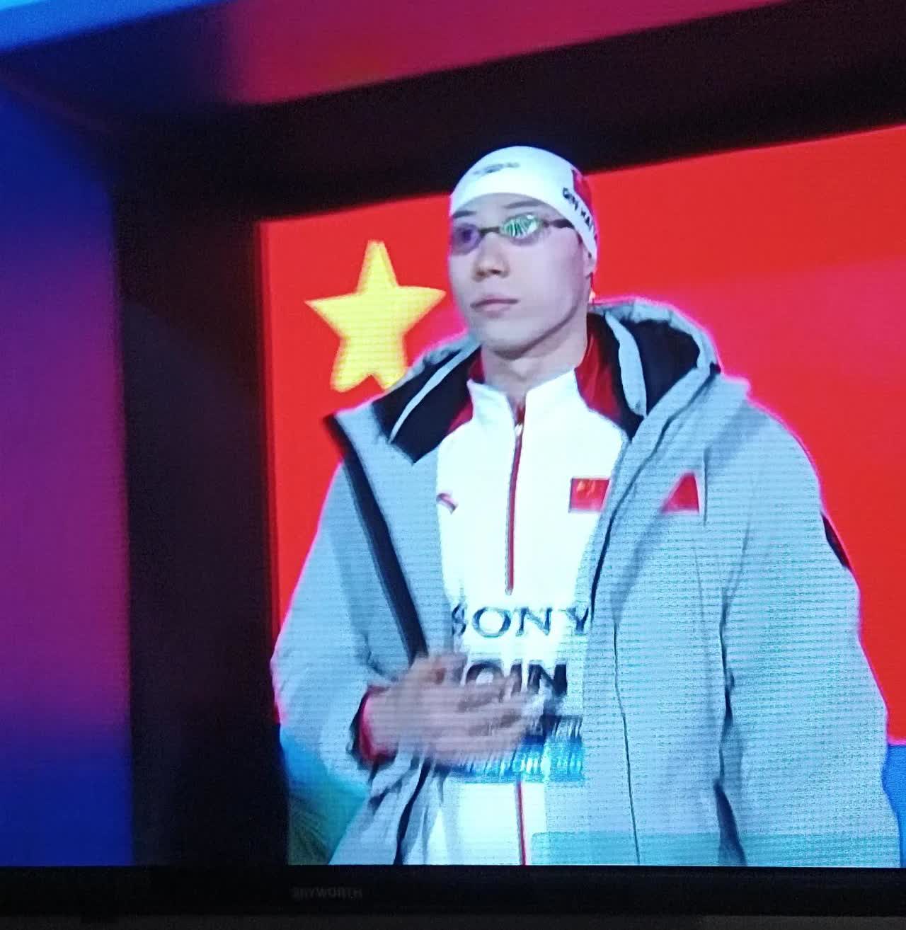中国游泳队第二个比赛日晚间比赛综述。
覃海洋100蛙泳金牌。
张雨霏100蝶