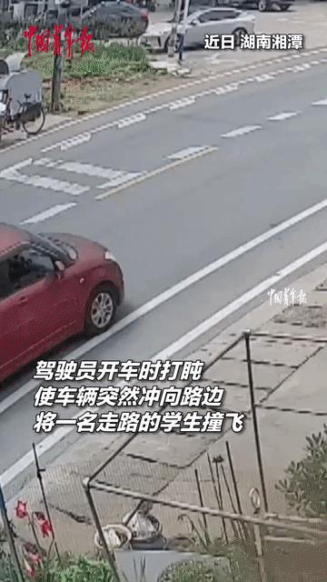 他小心翼翼的拉着行李箱，几乎走到马路的最边上了，可还是被红车司机撞飞了出去。
事