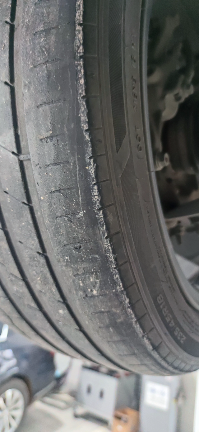 前轮内侧吃胎偏磨
今天2w5到店保养，维修师傅发现，内侧偏磨，建议我更换轮胎，再