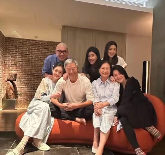 悄悄讲一句
张瑞振不是s家的友好报道唯一合作者吗？！他文章中讲s妈在朋友的陪伴下
