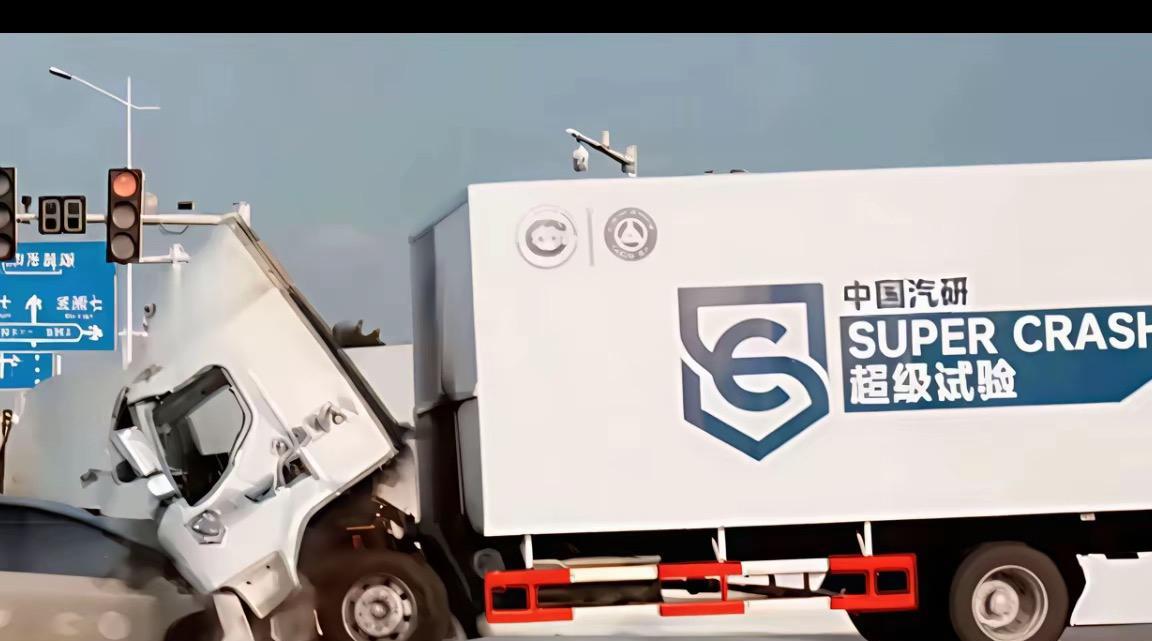 昨日，在理想i8发布会上，出现了一位躺枪选手——乘龙卡车。
起因是理想汽车为了测