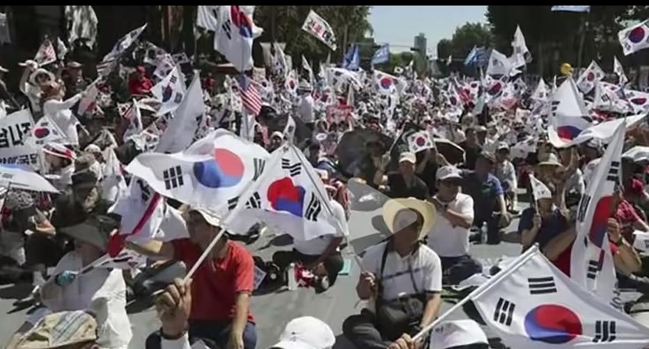     中国不少年轻人喜欢韩国，我身边不少年轻人都爱到韩国旅游和购物呢！
   