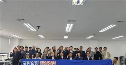 执政党党员倒戈支持在野党











万万没想到，执政党后院竟然起火了