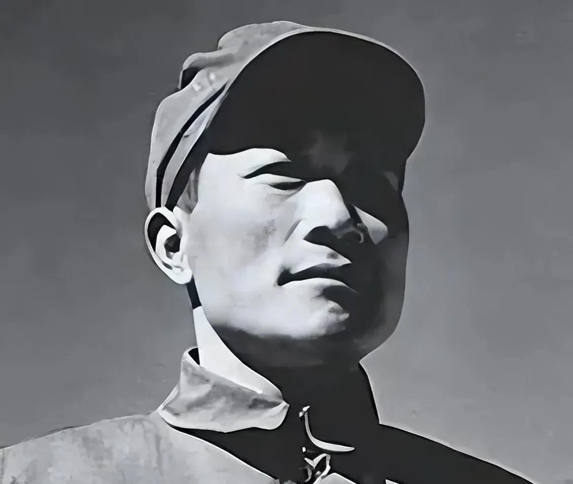 那碗青稞面糊糊还在地上冒着热气，就像他心里那股憋了好久的火。冲进来的是炊事班老班