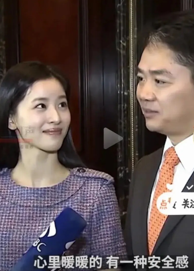 奶茶妹看刘强东的眼神，总是爱爱的，暖暖的，充满了温馨，崇拜，信任…… 犹如一缕灿