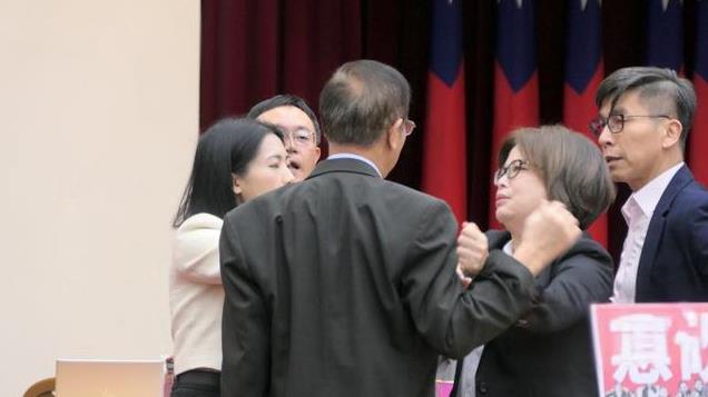 台湾“立委”又差点打架了
　　台“行政院”统删地方政府一般性补助款达27.2%，
